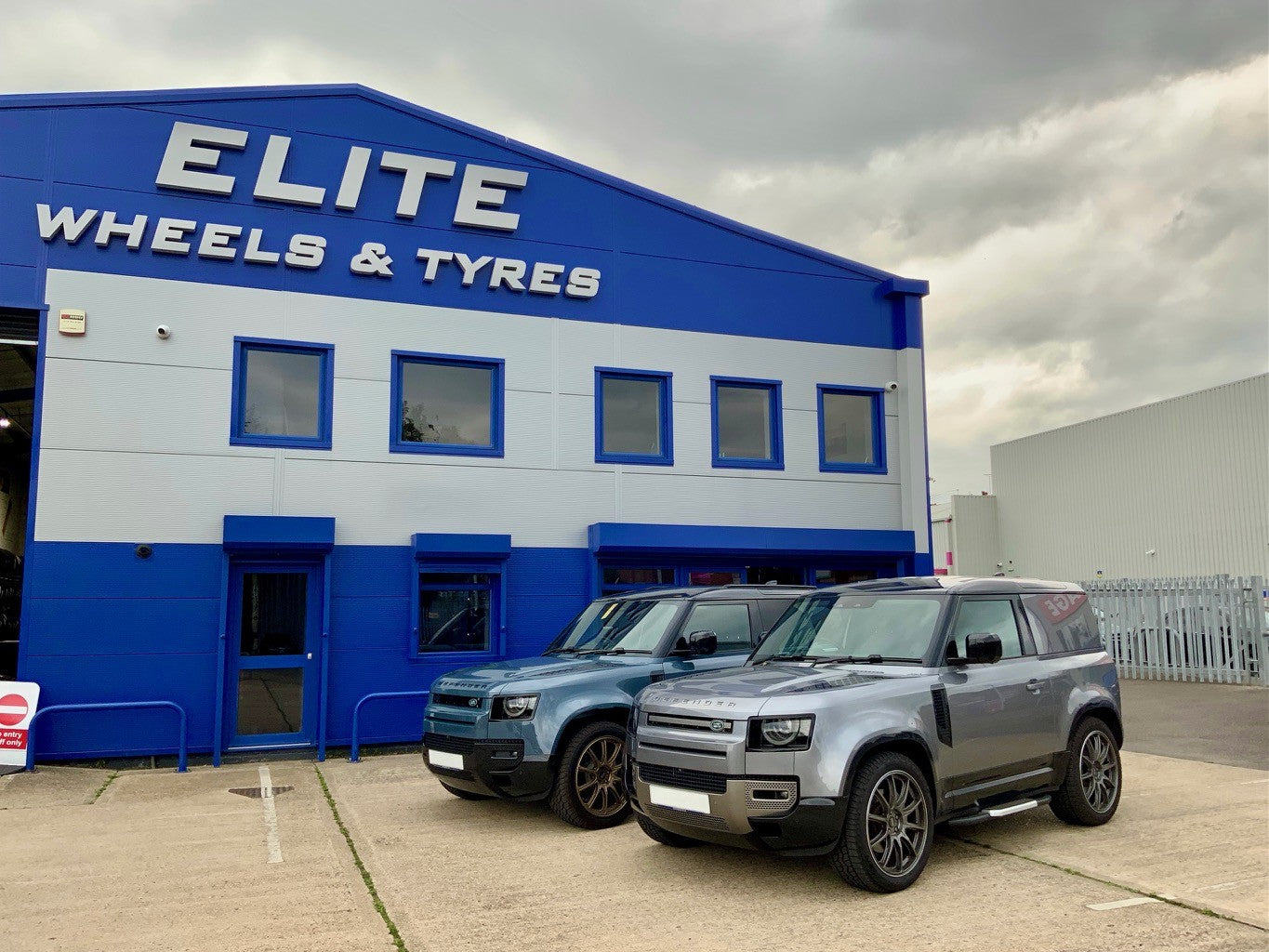 22" Land Rover Defender L663 Hawke Sentry Alloy Wheels