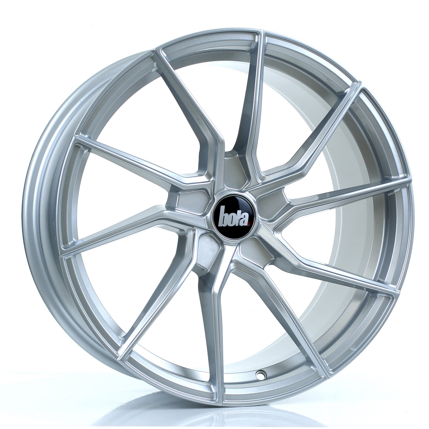 4 x BOLA B25 CRYSTAL SILVER & 4 x 235/40ZR18 95W XL RAPID P609